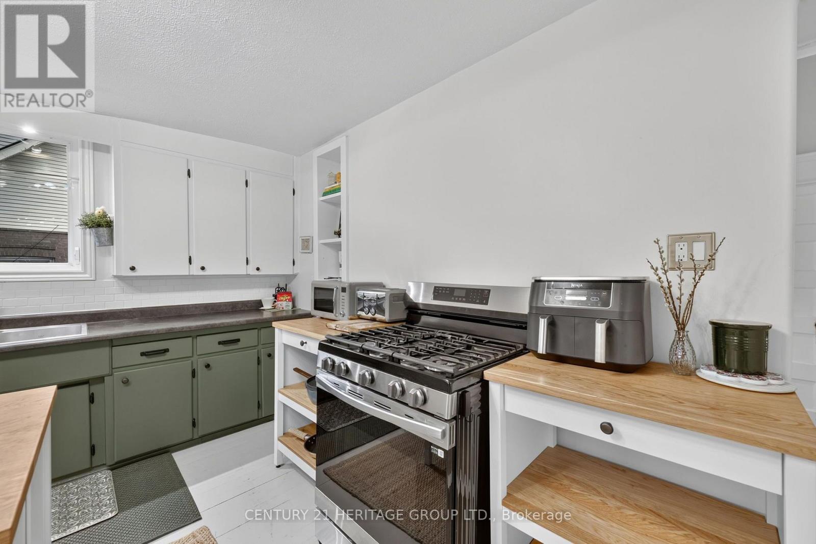 62 QUEEN STREET N - 19