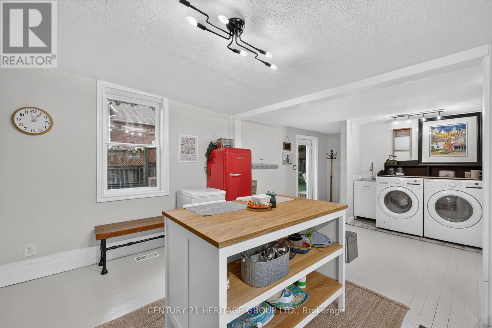 62 QUEEN STREET N - 21