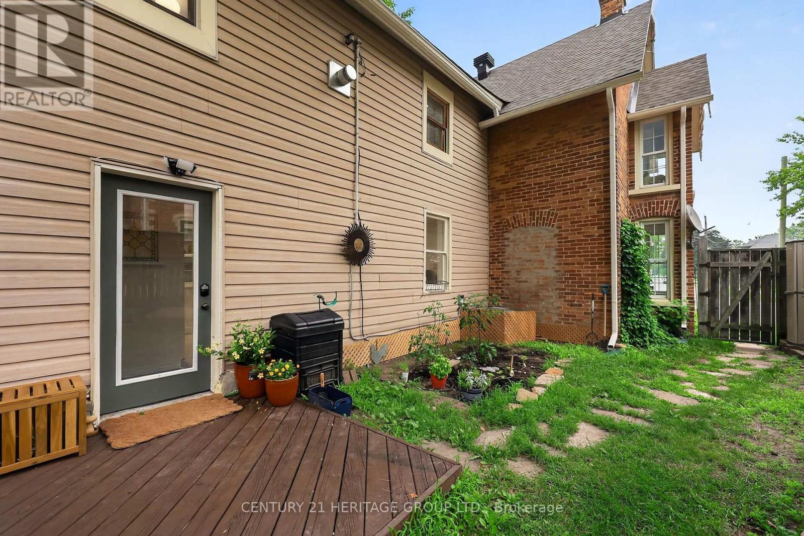 62 QUEEN STREET N - 44