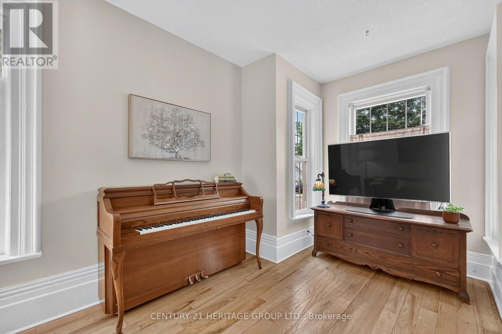 62 QUEEN STREET N - 7