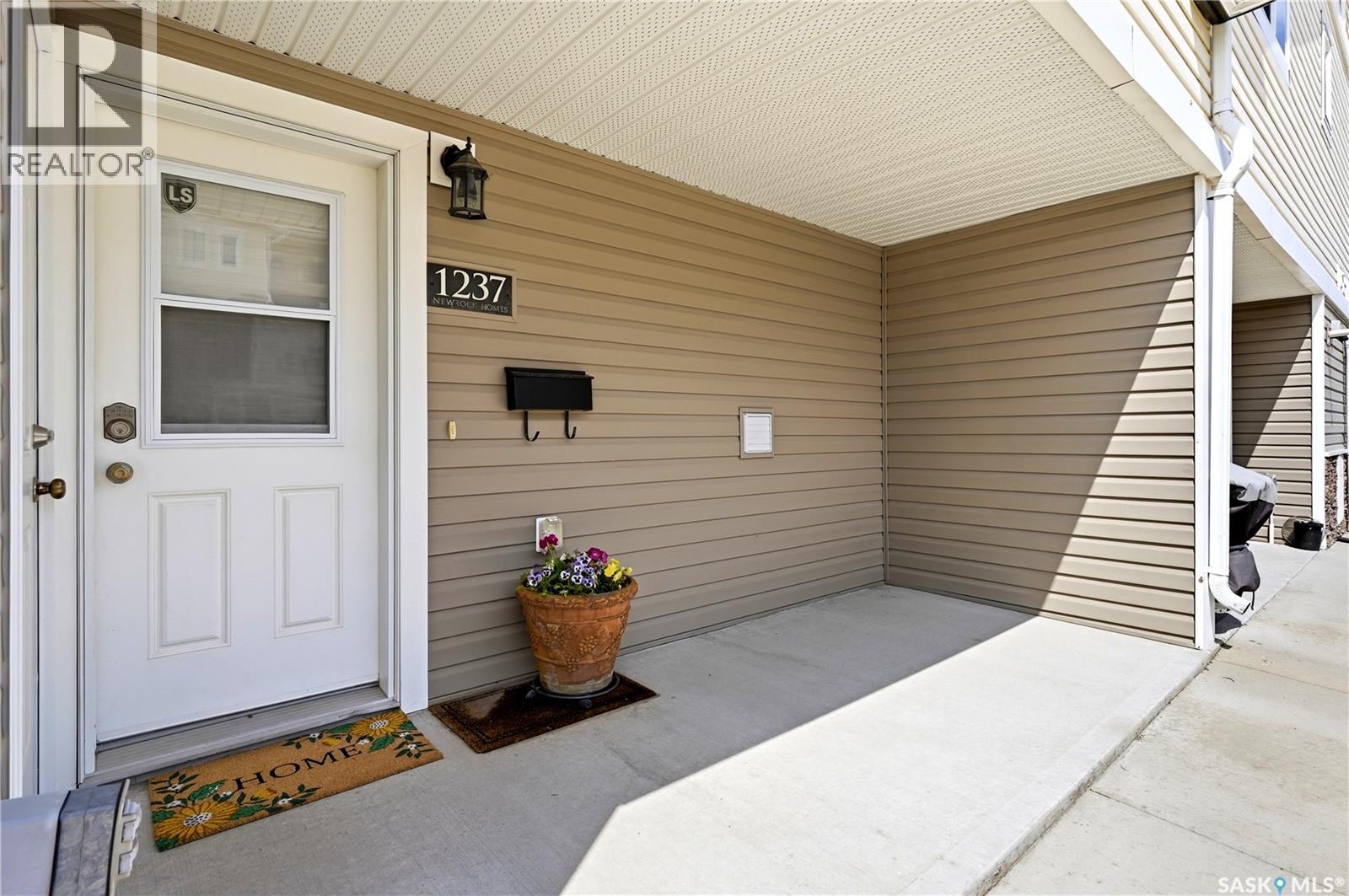 #1237 Grey STREET - 31