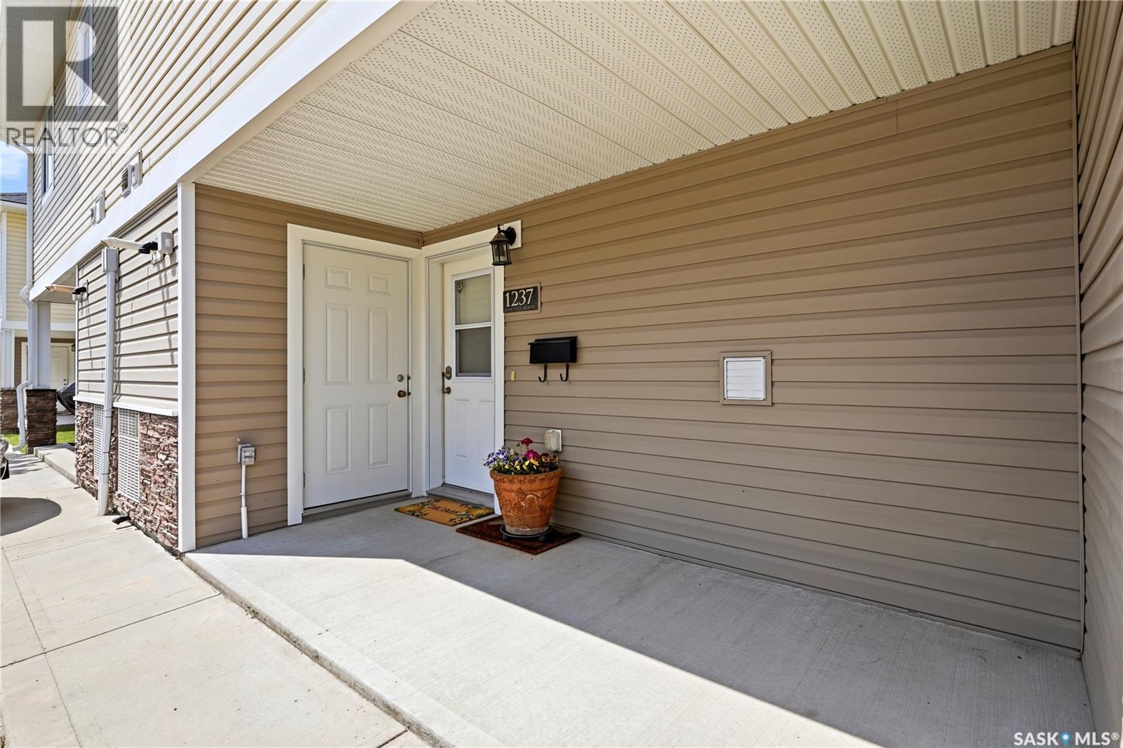 #1237 Grey STREET - Image 32