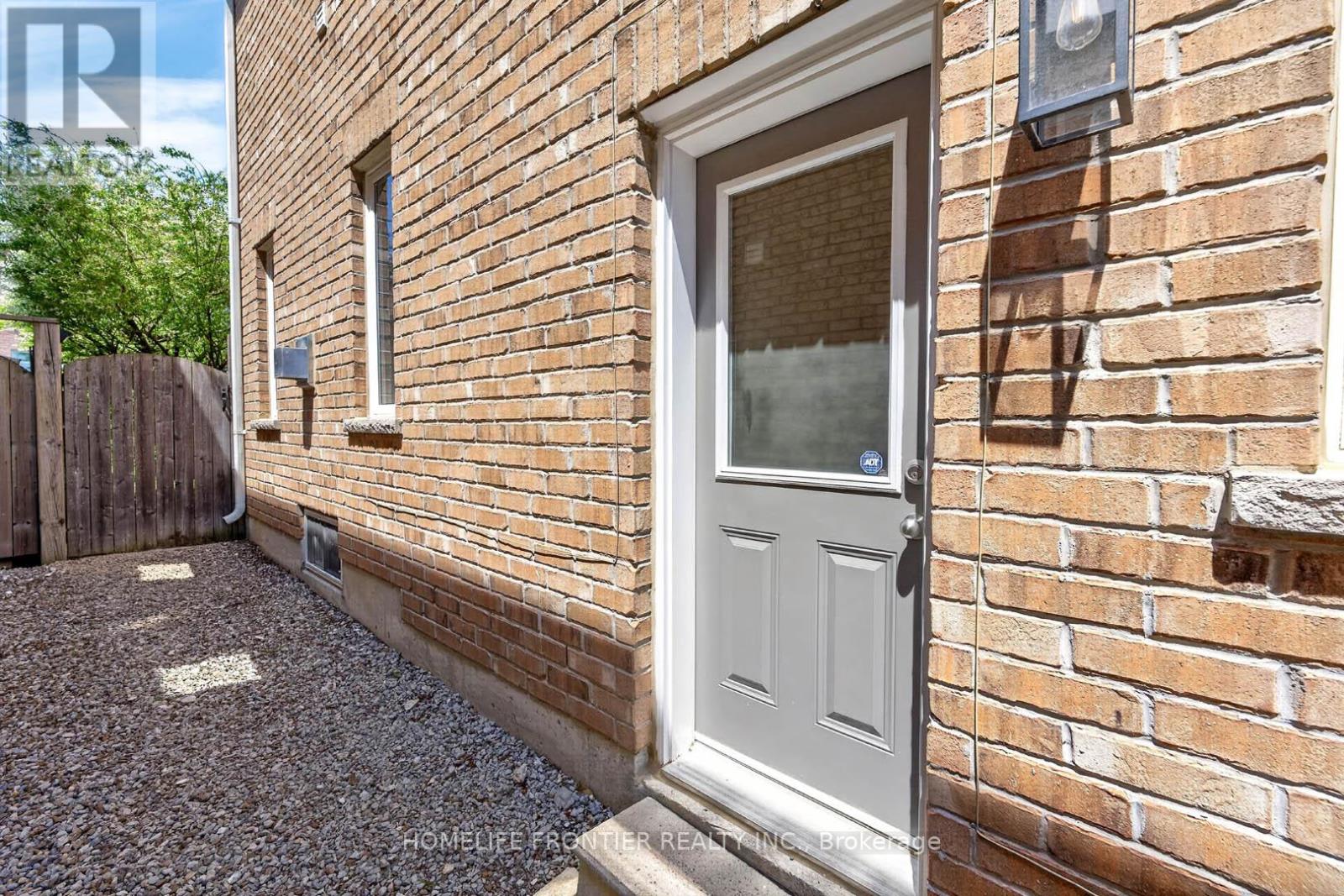 38 TEMPLETON COURT - 27