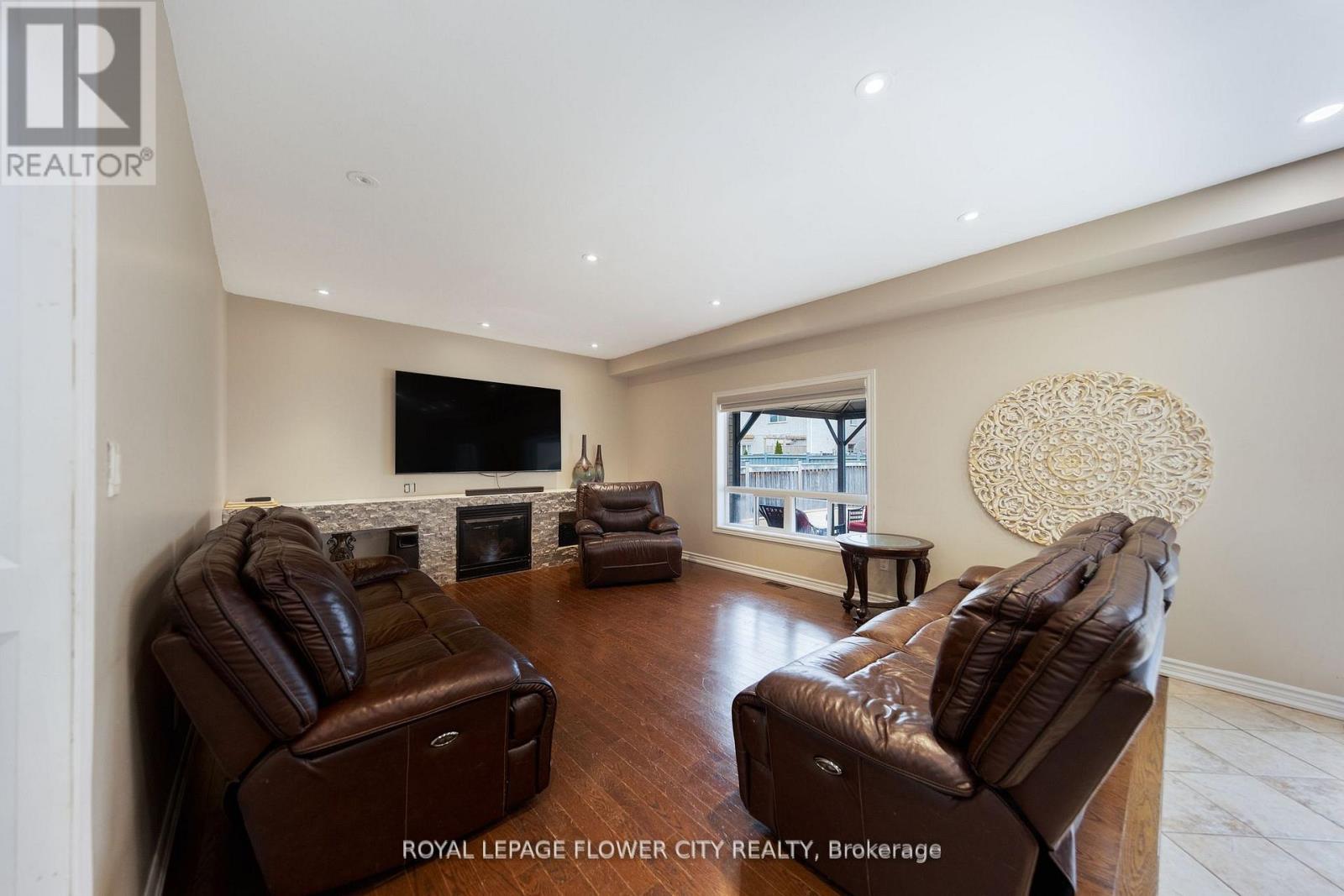 889 O' REILLY CRESCENT - 10