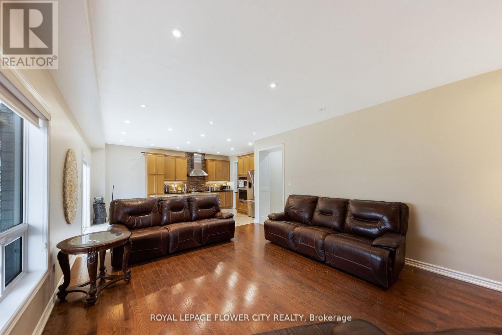 889 O' REILLY CRESCENT - 12