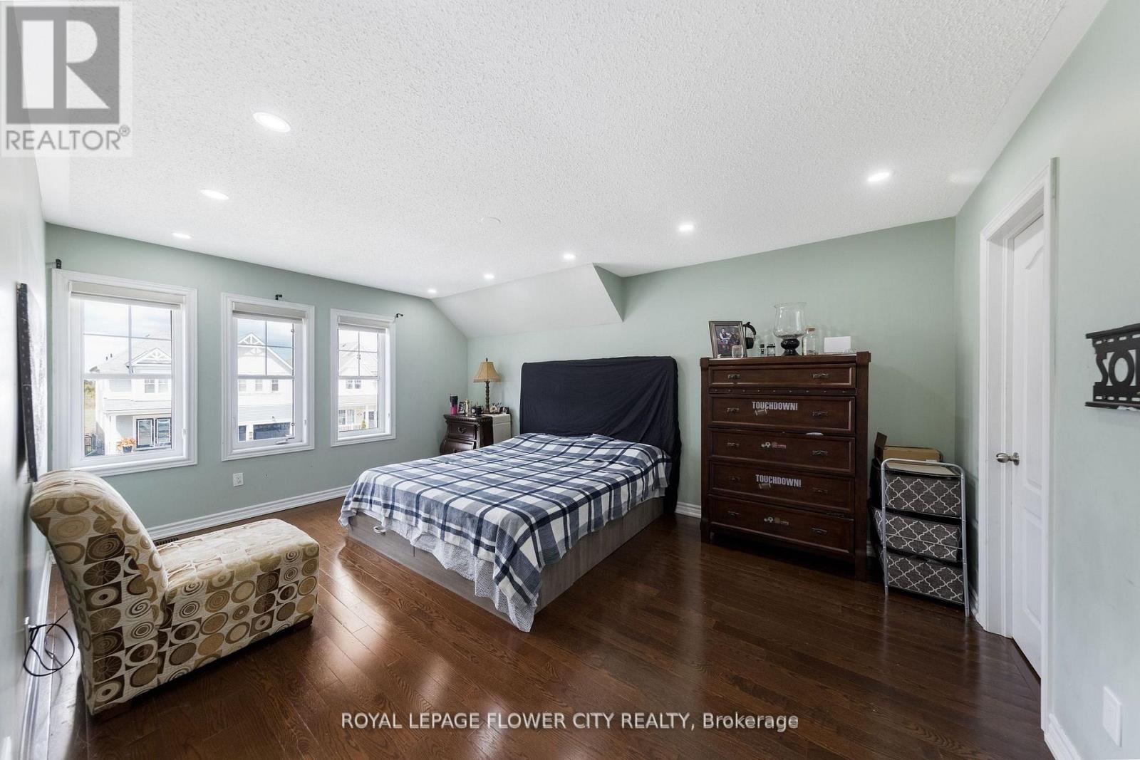 889 O' REILLY CRESCENT - 29