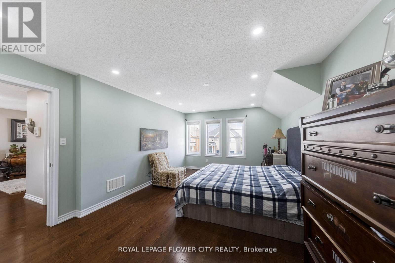 889 O' REILLY CRESCENT - 30