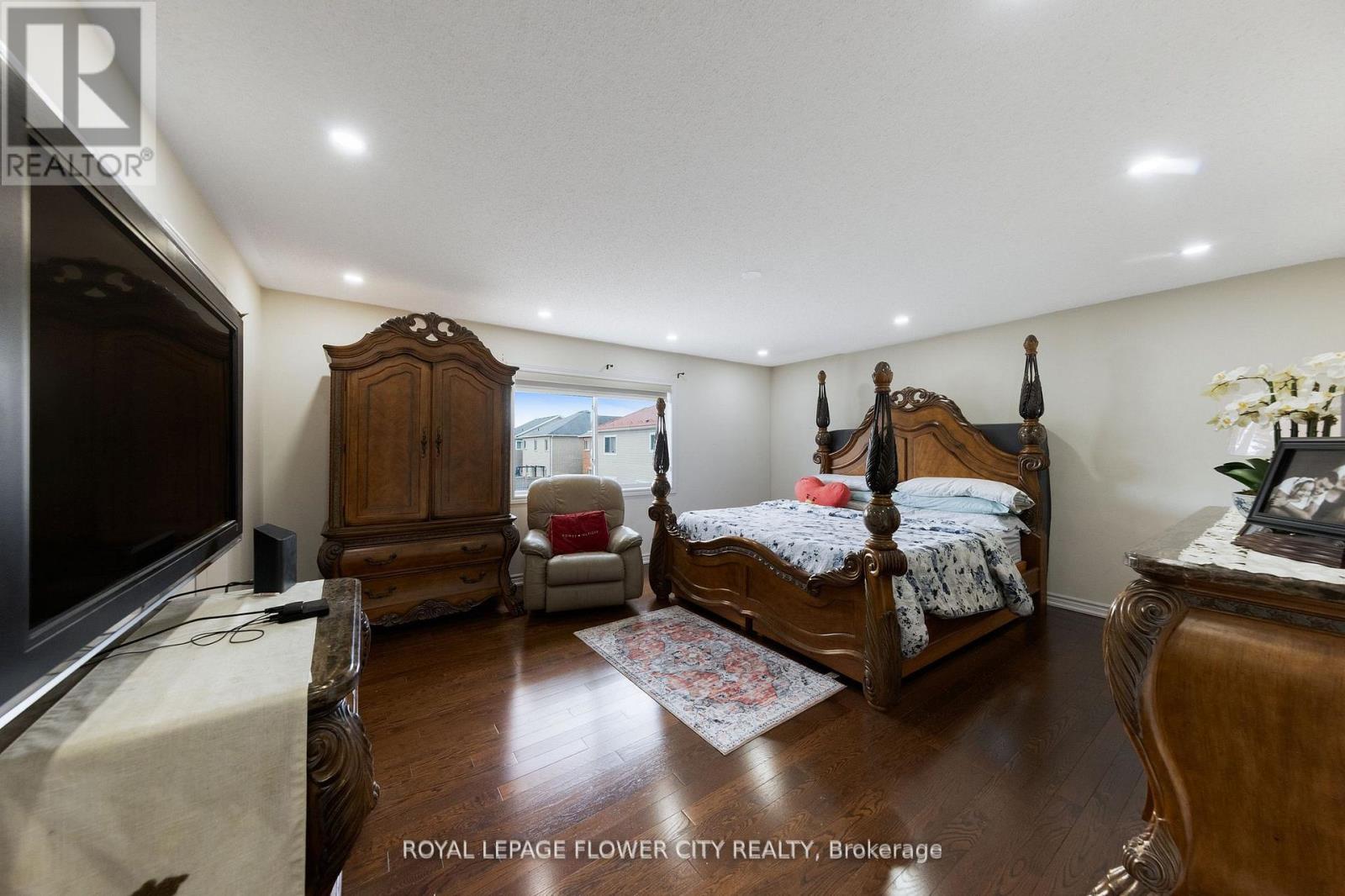 889 O' REILLY CRESCENT - 32