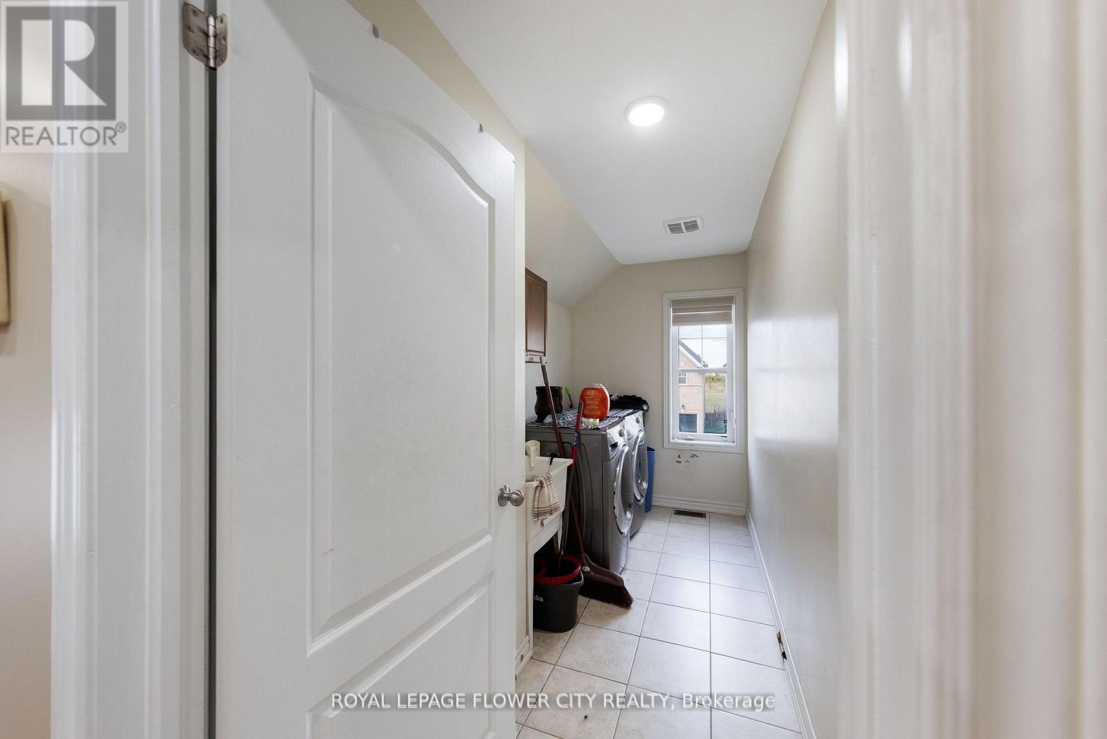 889 O' REILLY CRESCENT - 37