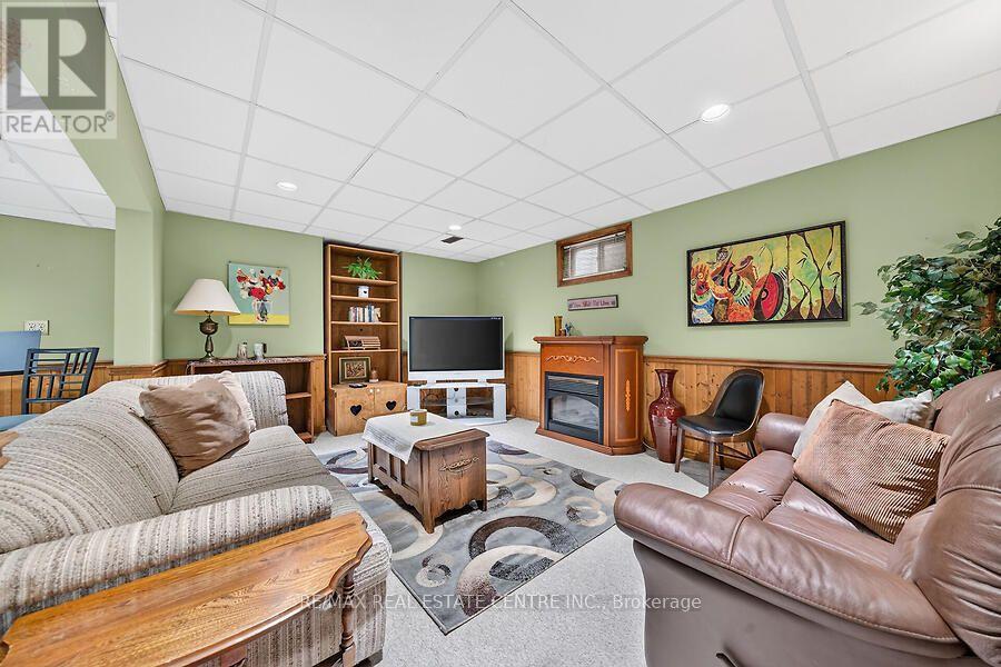 30 CARRIAGEGATE DRIVE - 26