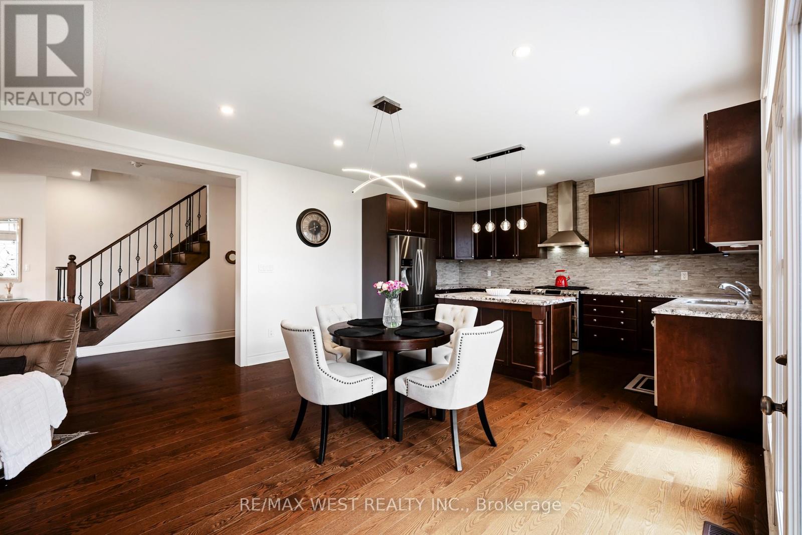 10 STONEGATE AVENUE - 10