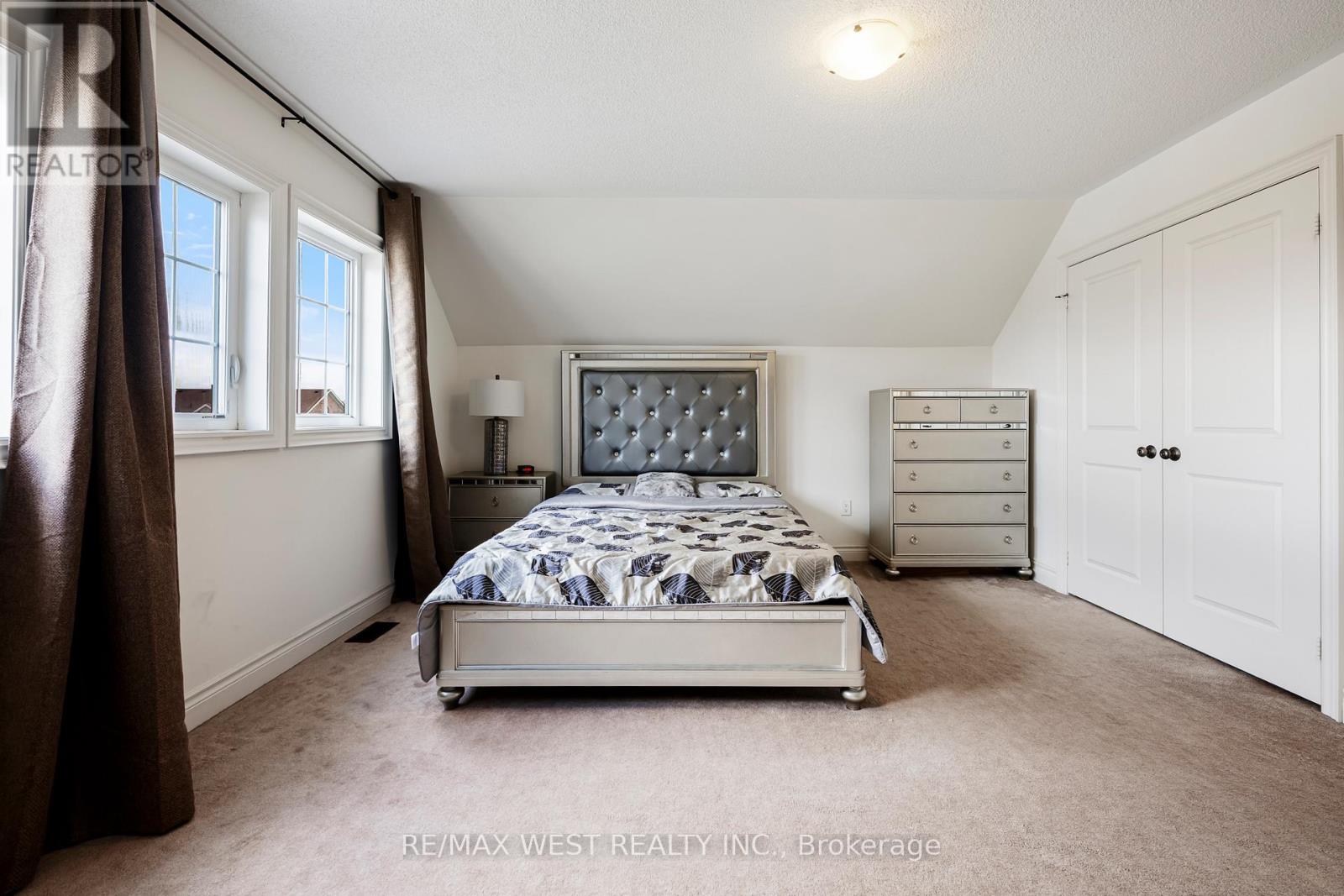 10 STONEGATE AVENUE - 12