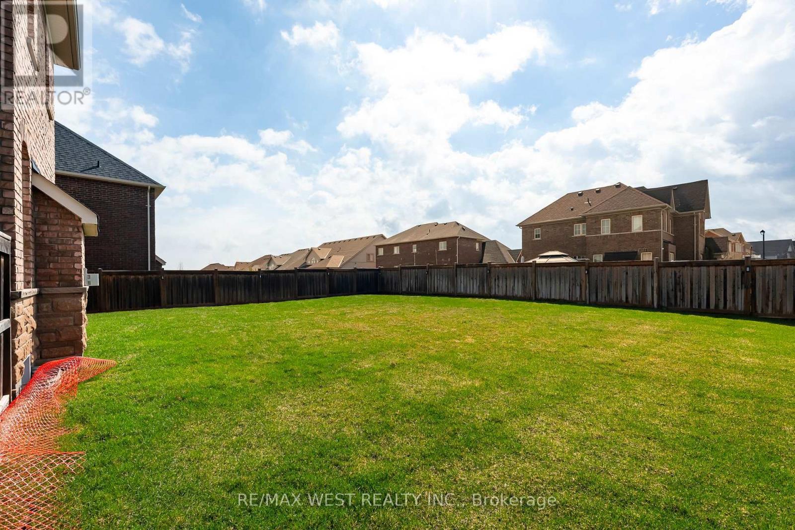 10 STONEGATE AVENUE - 14