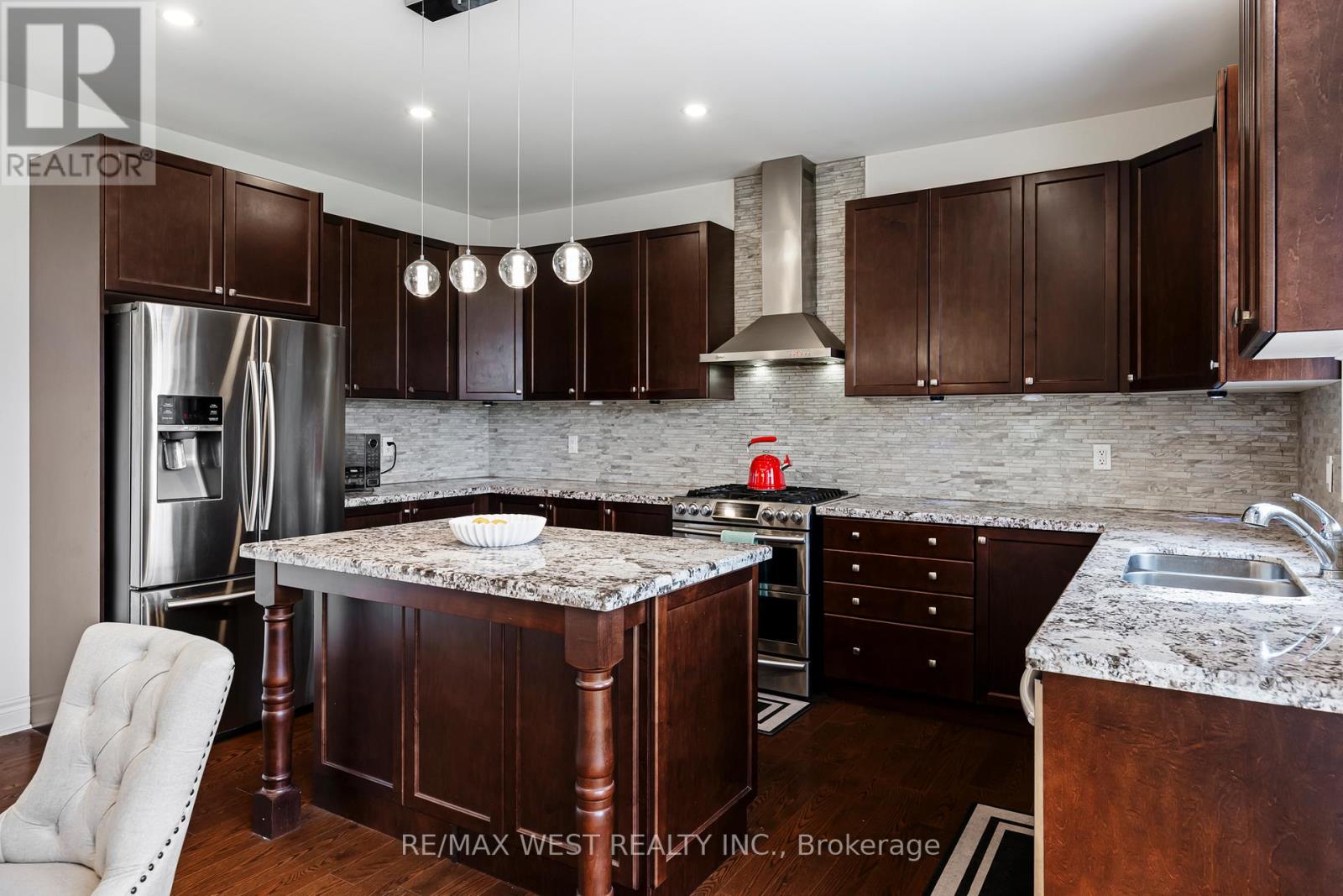 10 STONEGATE AVENUE - 26