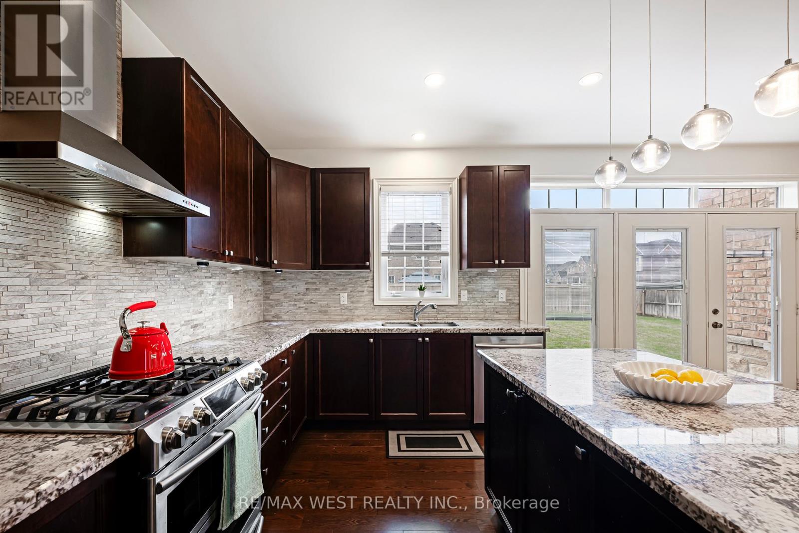 10 STONEGATE AVENUE - 27