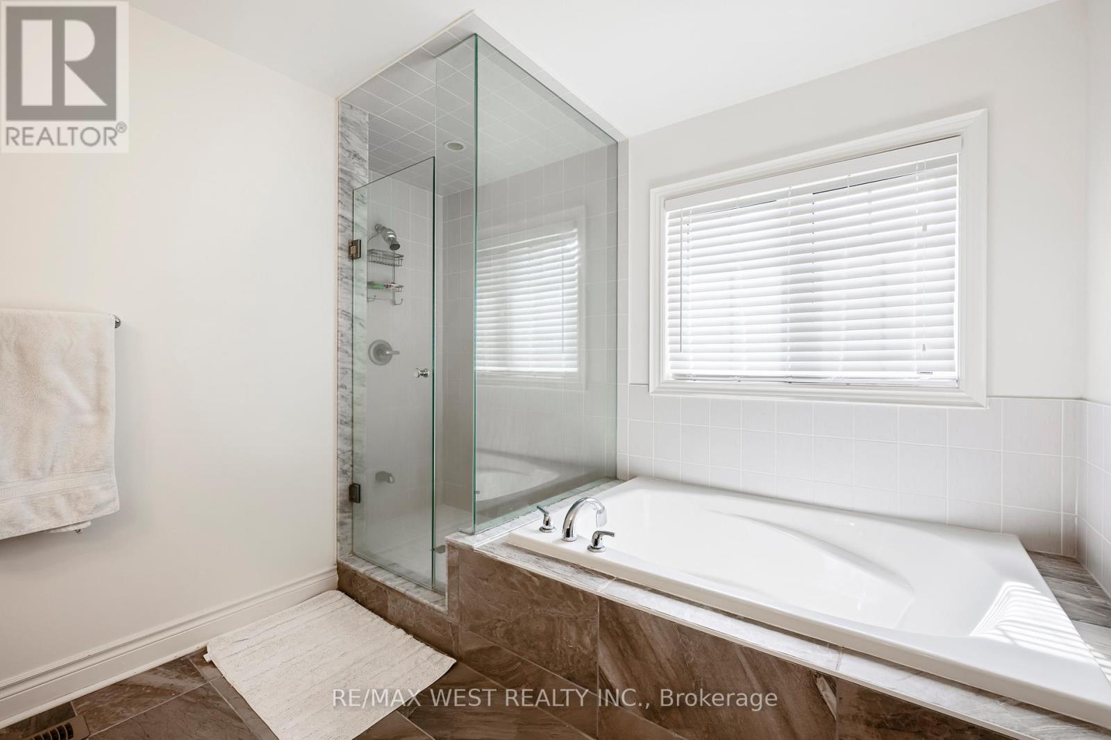 10 STONEGATE AVENUE - 6