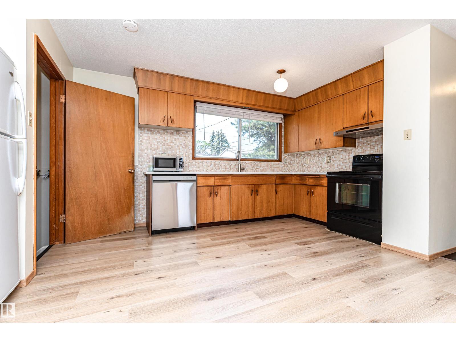 4812 105B ST NW - 12