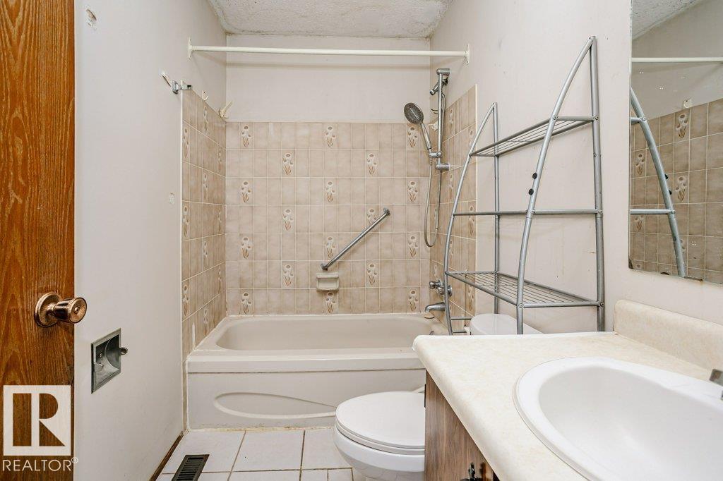 3520 42 AV NW - 21