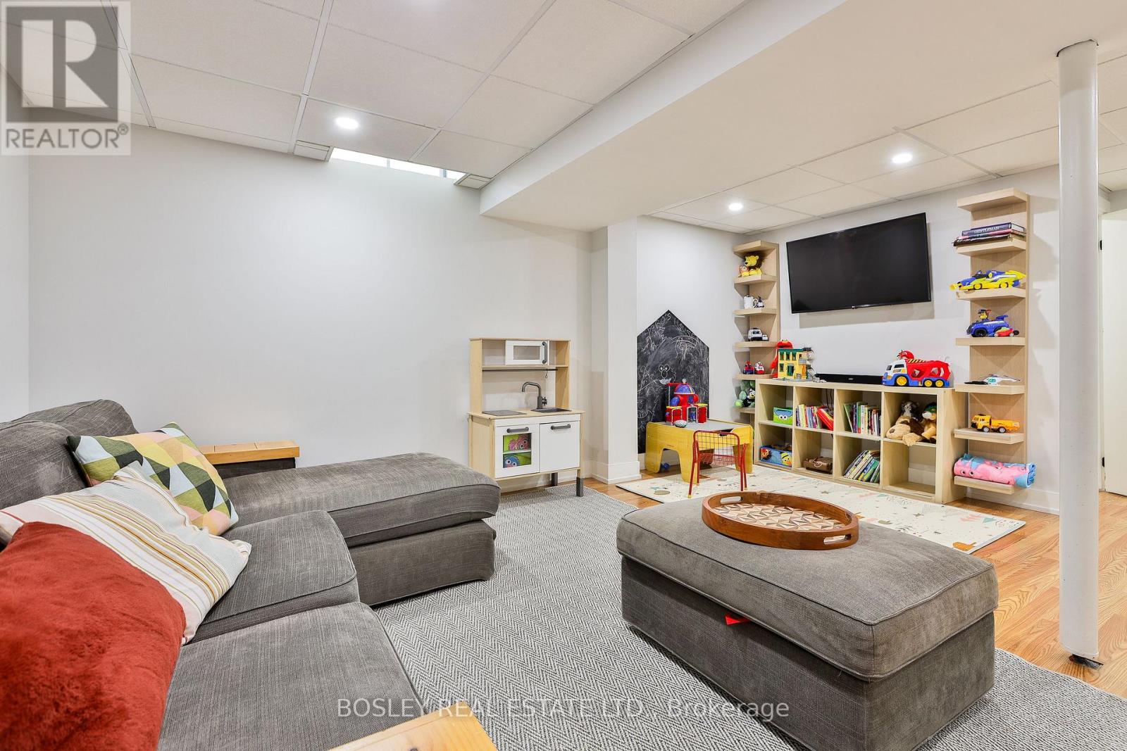 21 COURTLEIGH SQUARE - 25