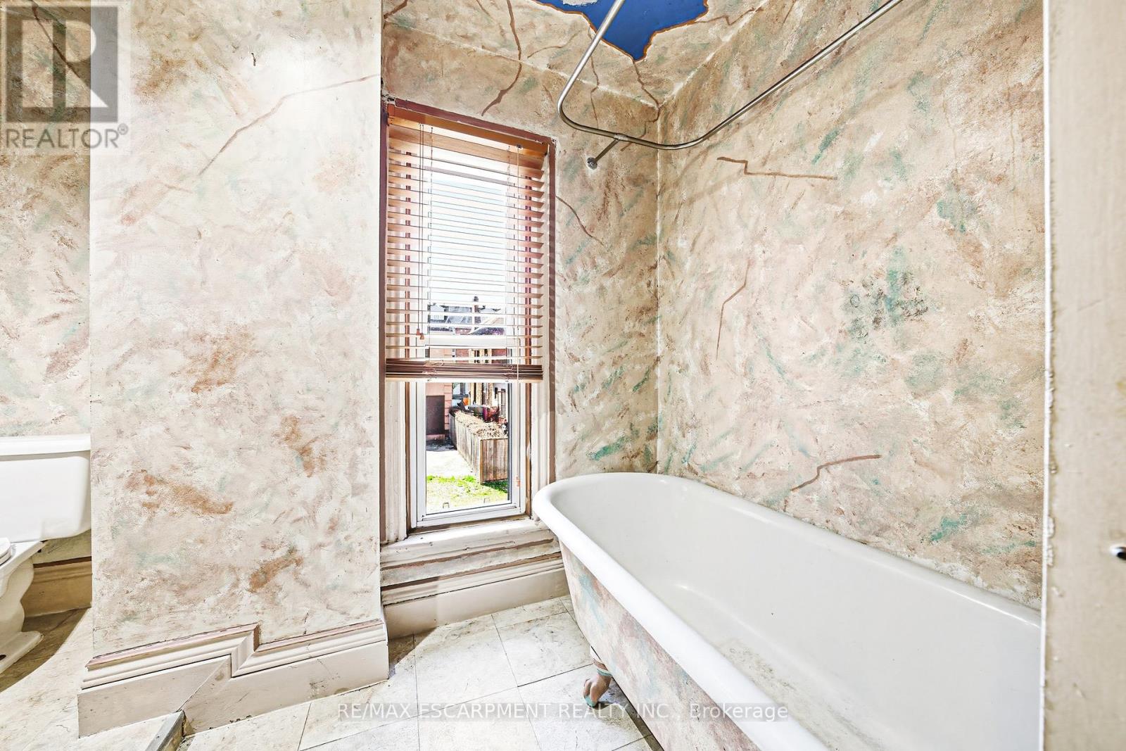 116 CATHARINE STREET S - 10