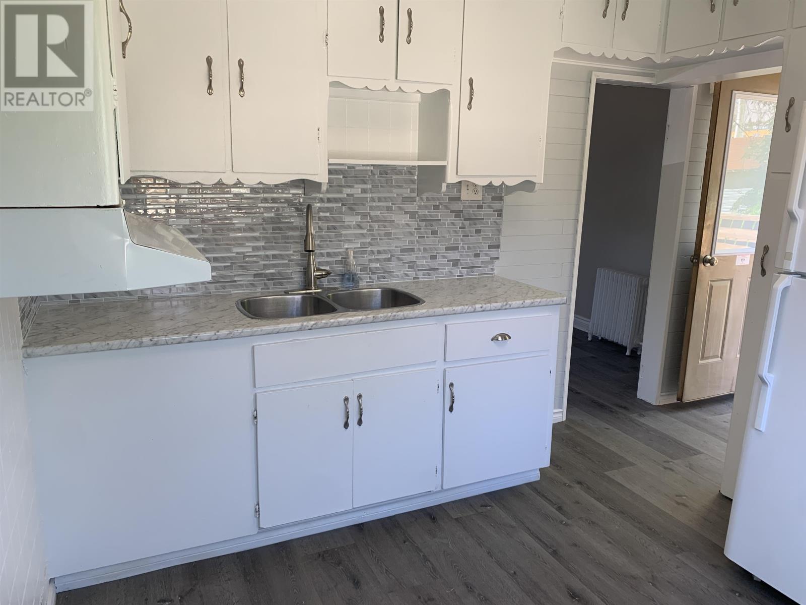 86 Machar Ave - 12