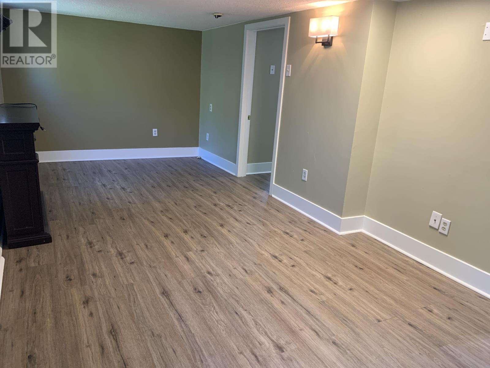 86 Machar Ave - 24