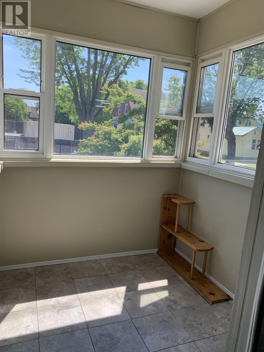 86 Machar Ave - 7