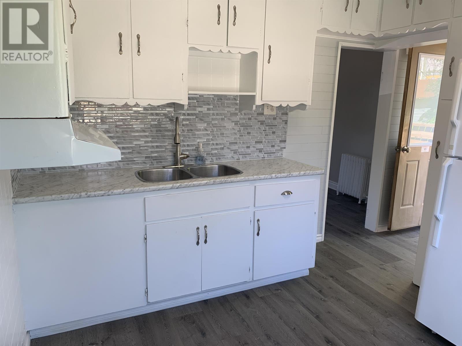 86 Machar Ave - 18