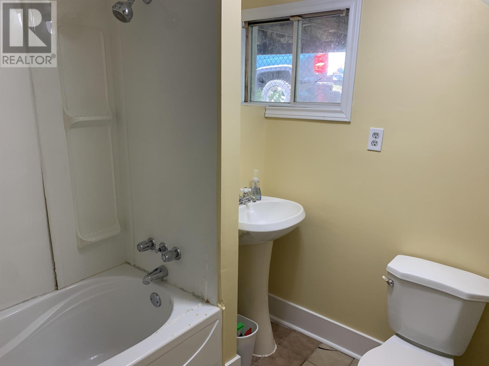 86 Machar Ave - 25