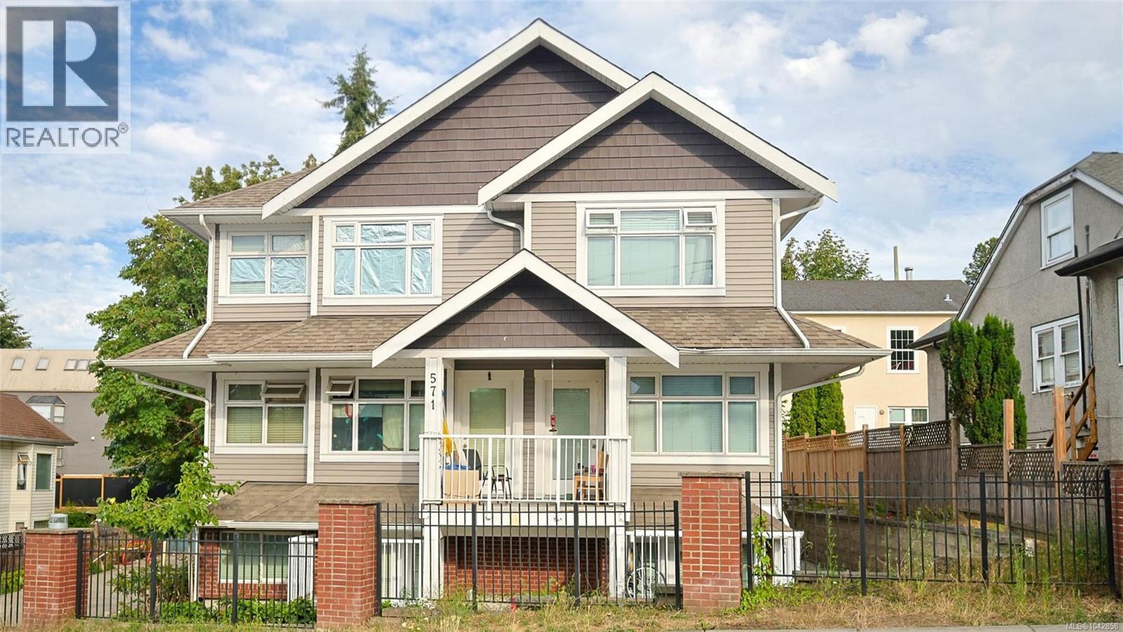 571 Albert St - 1
