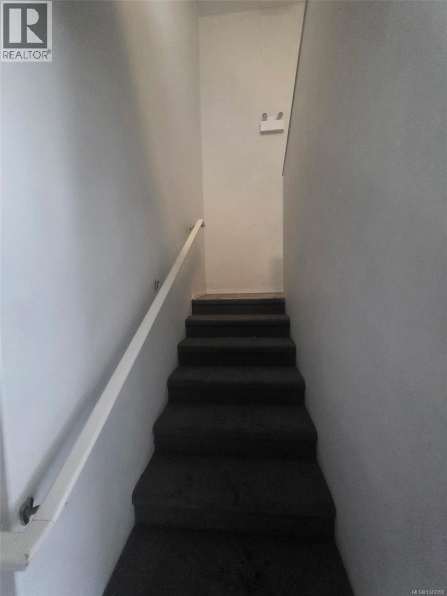 571 Albert St - 32