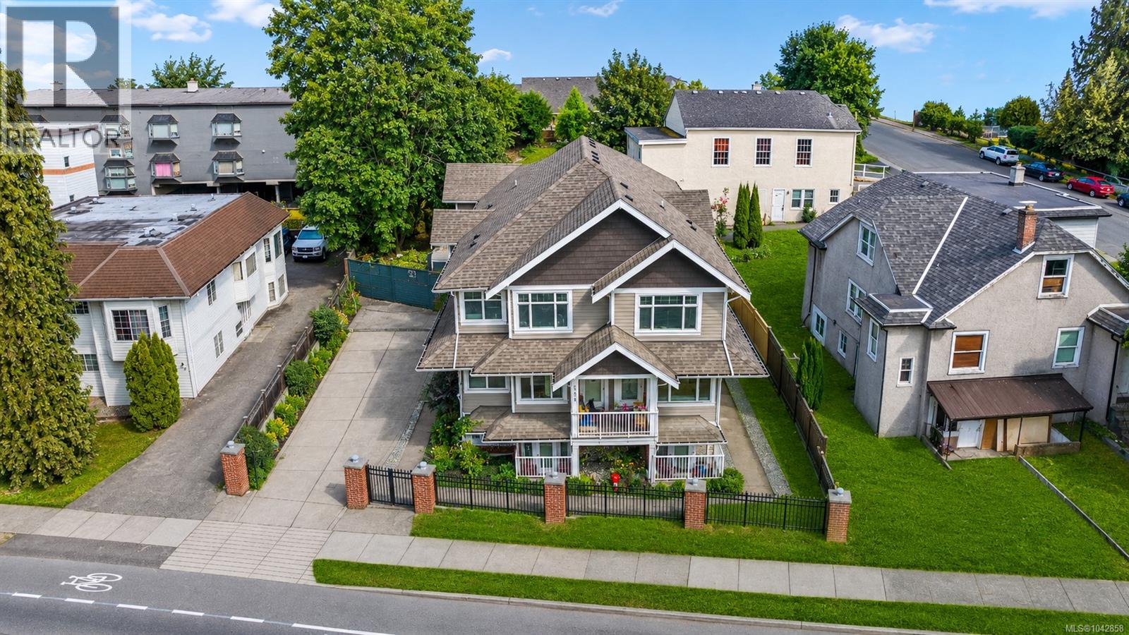 571 Albert St - 4