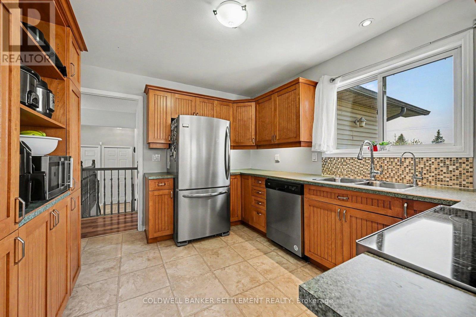 136 CHARLOTTE STREET E - 12