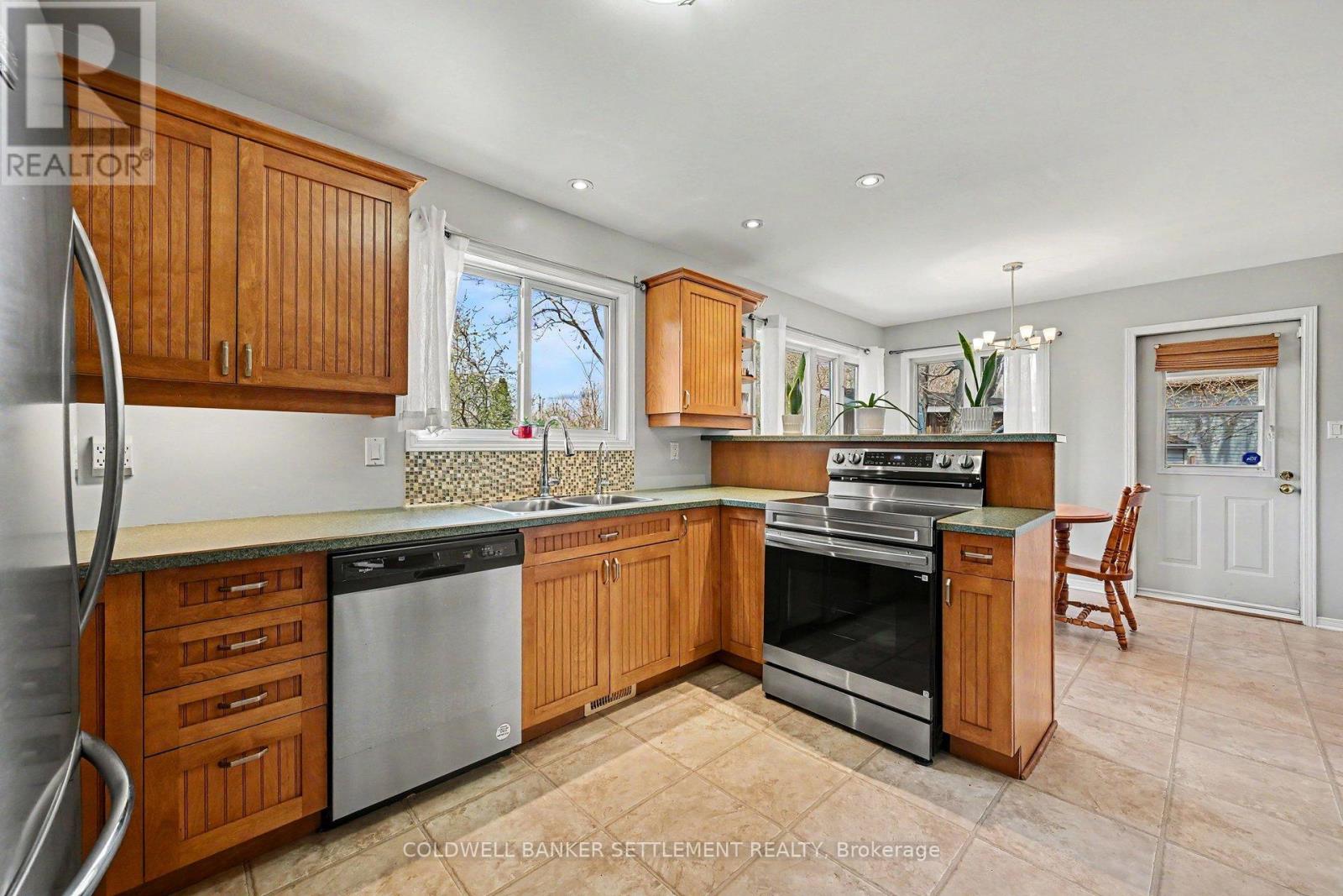 136 CHARLOTTE STREET E - 14