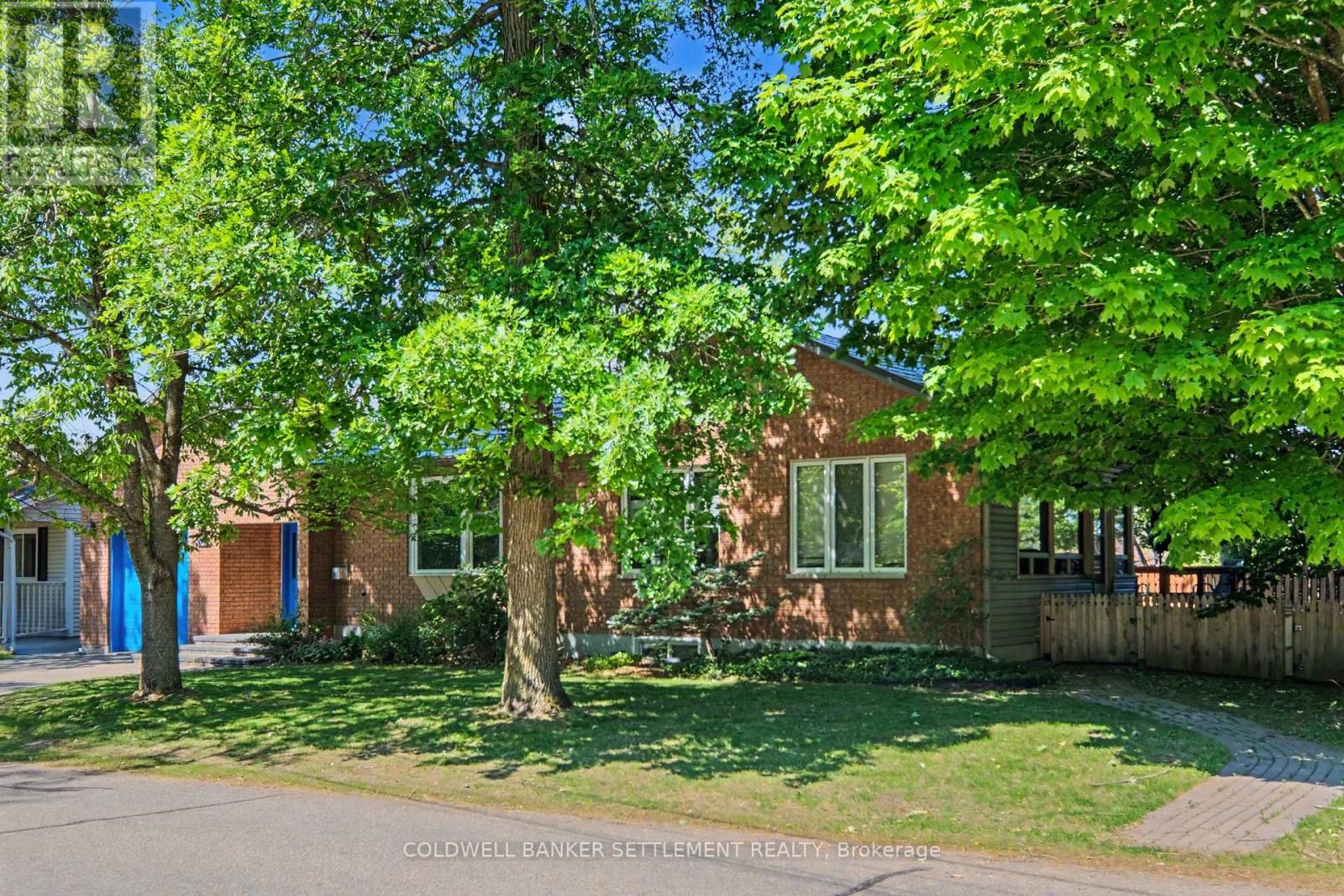 136 CHARLOTTE STREET E - 2