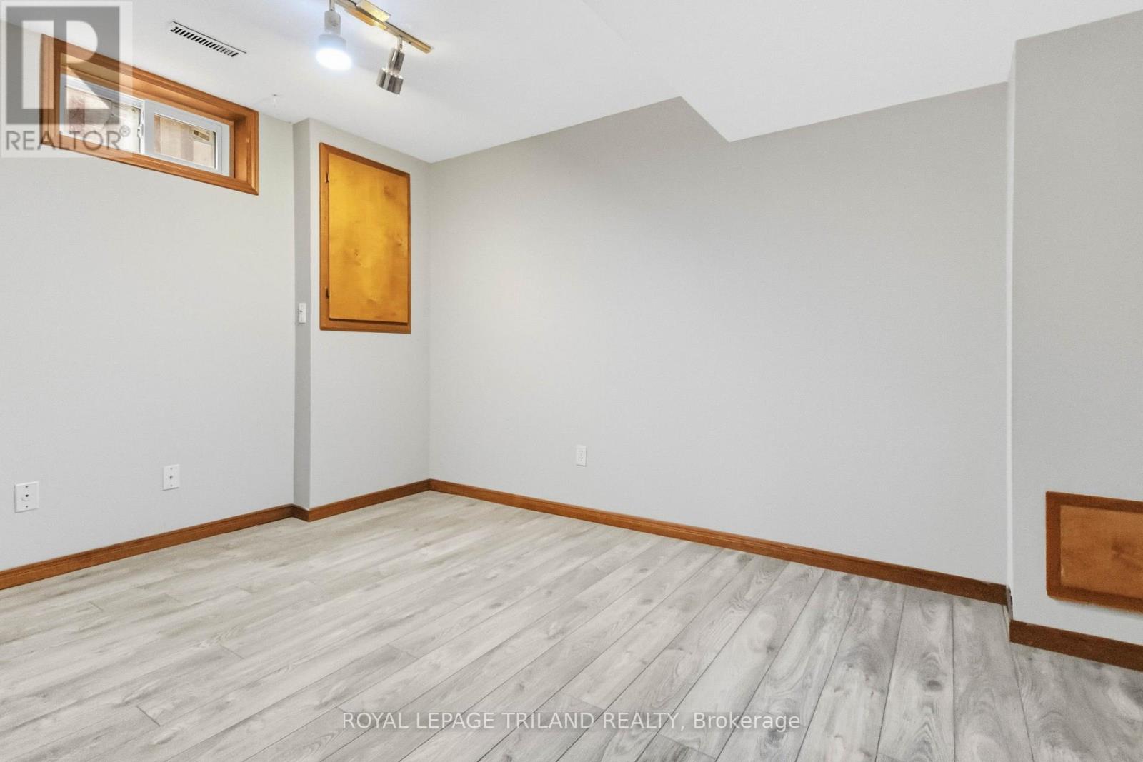 954 CHIPPEWA DRIVE - 32