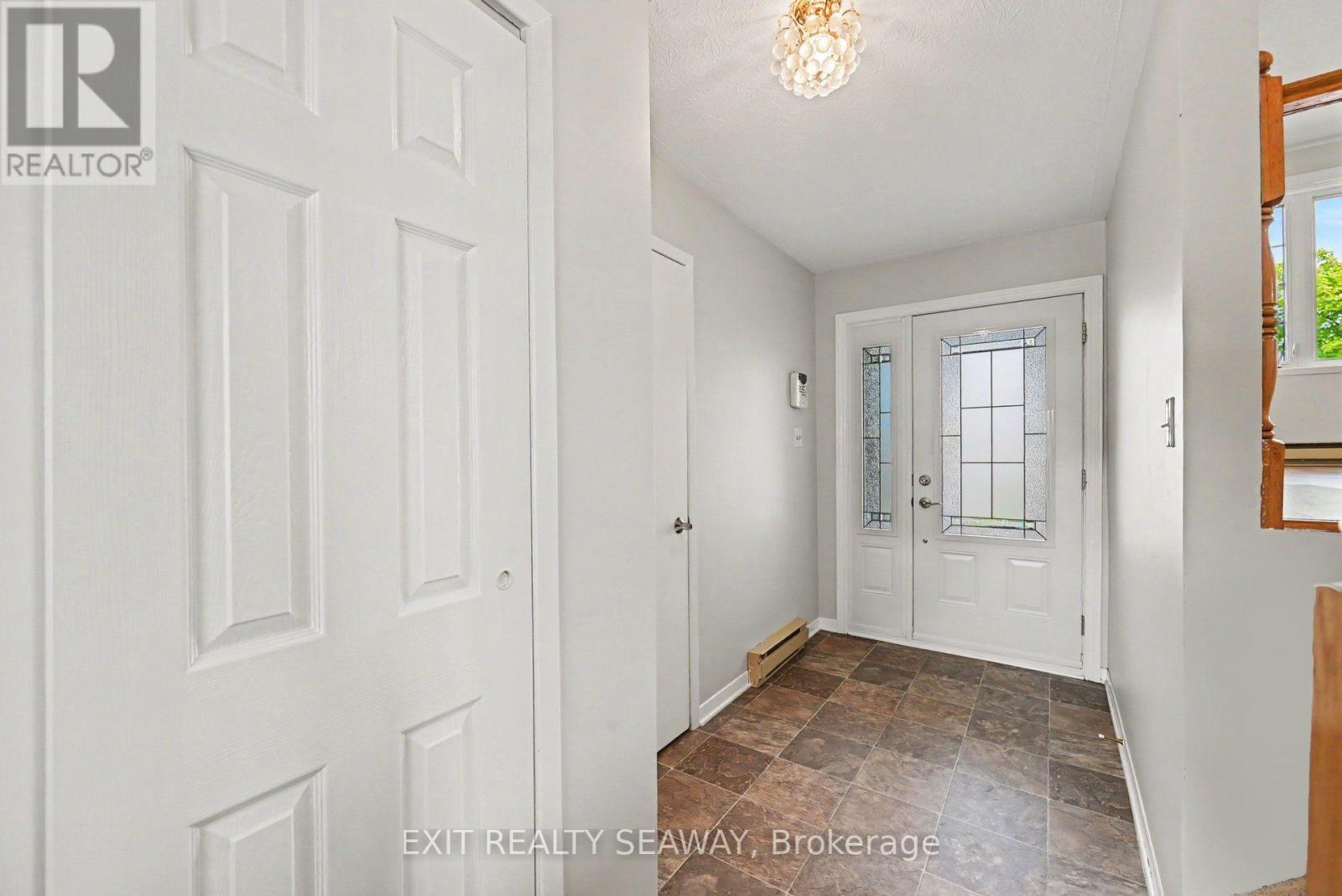 1860 BELVEDERE CRESCENT - 3