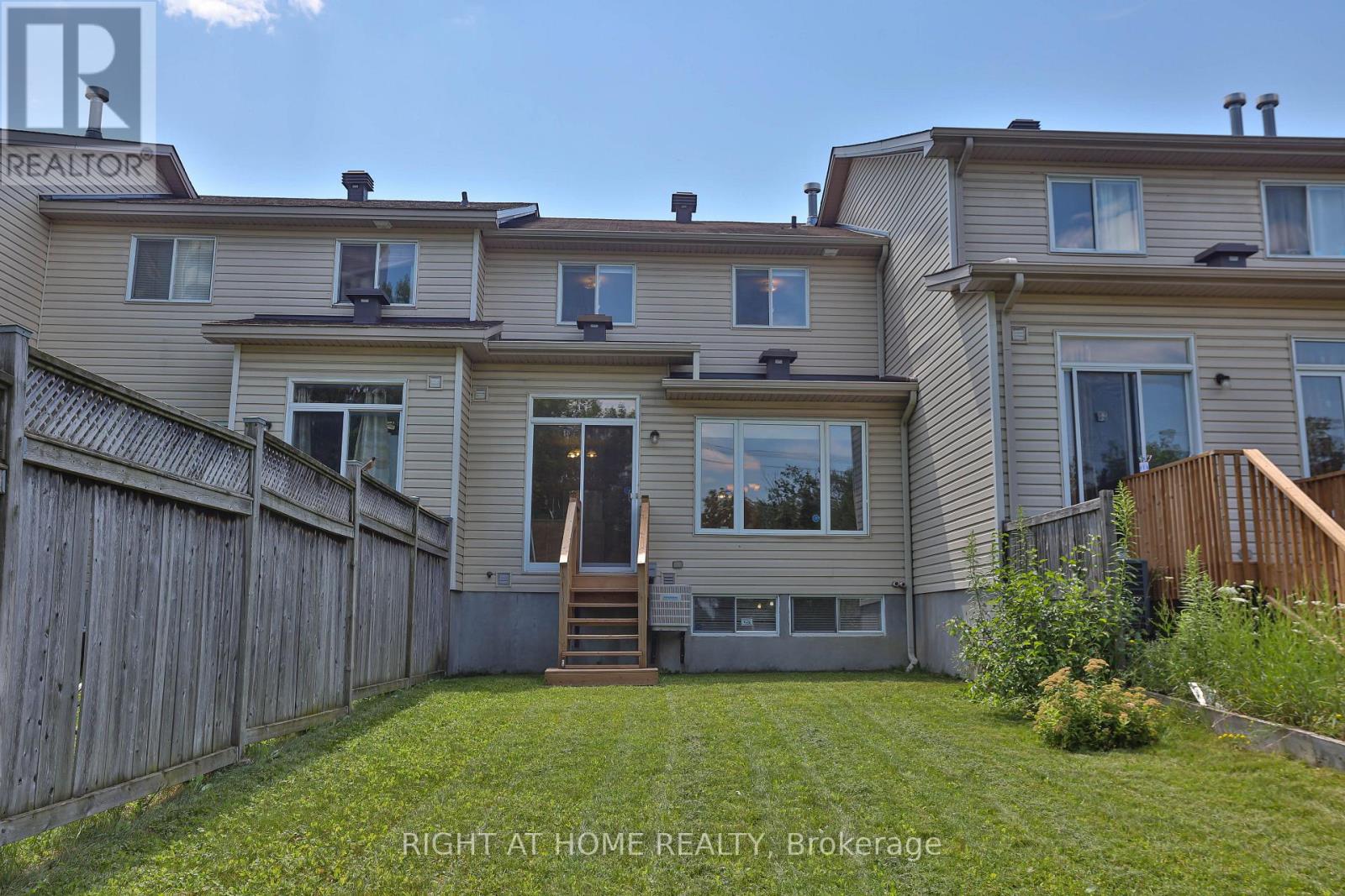 142 LILIBET CRESCENT E - 27