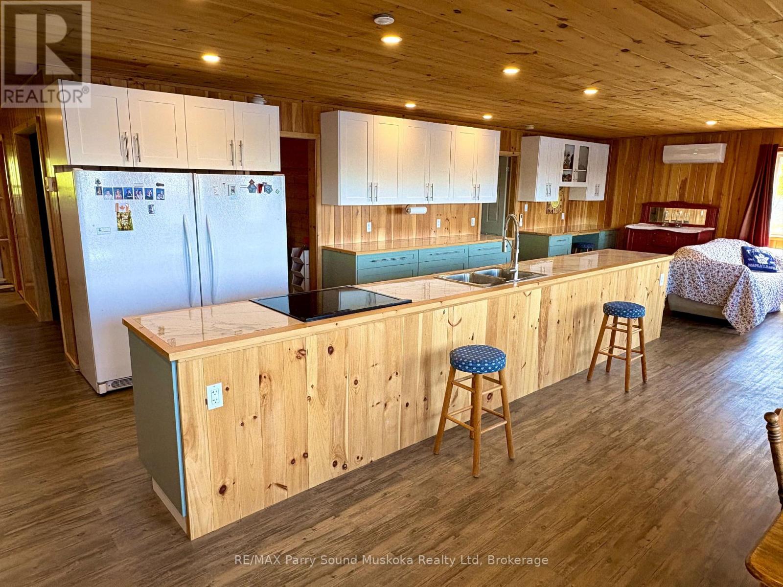 16 B55 ISLAND - 22