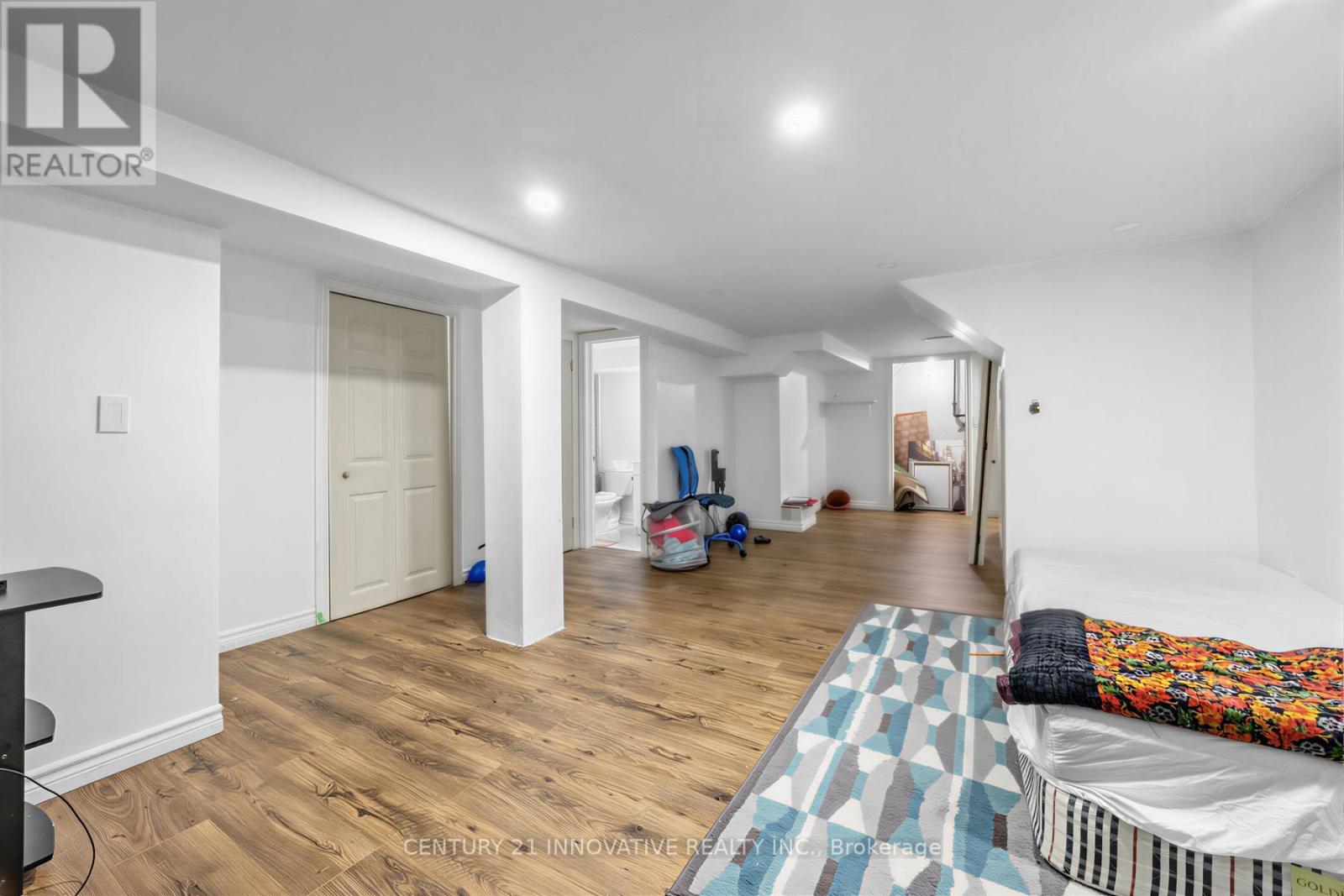 32 CHEATHAM PLACE - 32