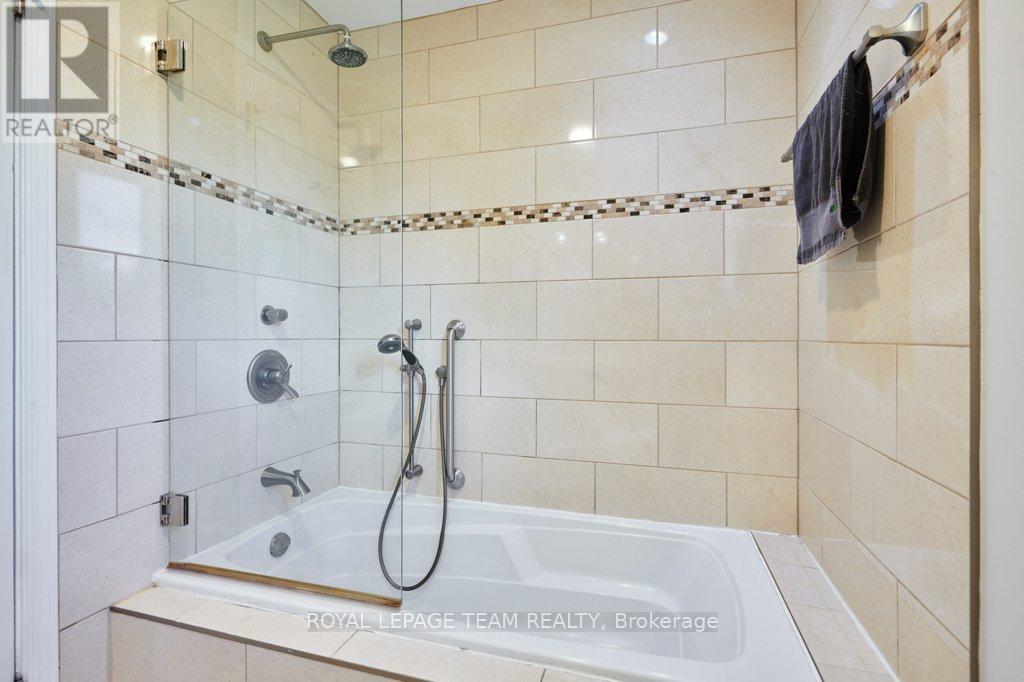 332 LIARD STREET - 19