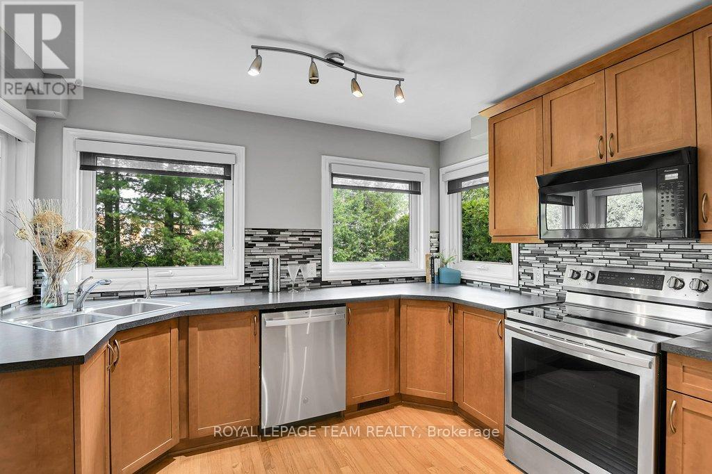 332 LIARD STREET - 8