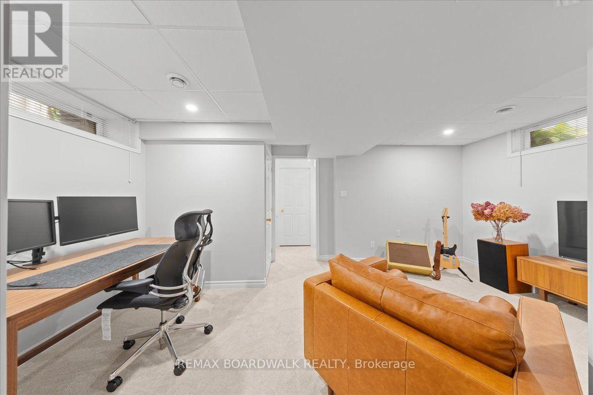 43 PEACOCK CRESCENT - 20