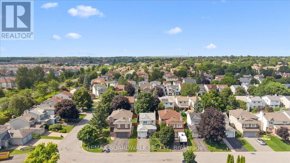 43 PEACOCK CRESCENT - 28