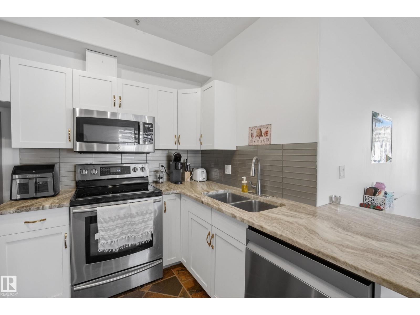 #205 10011 110 ST NW - 17