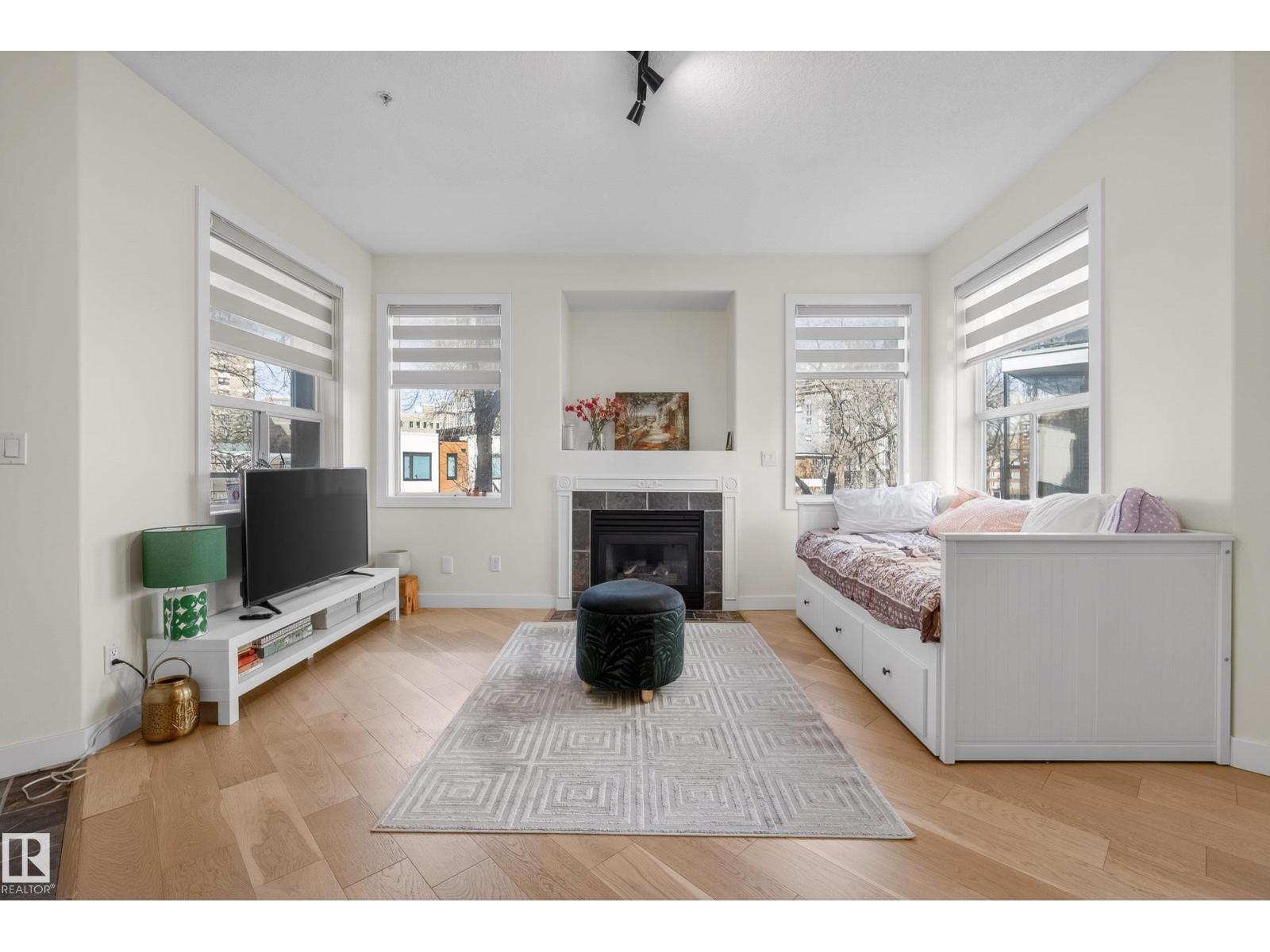 #205 10011 110 ST NW - 19
