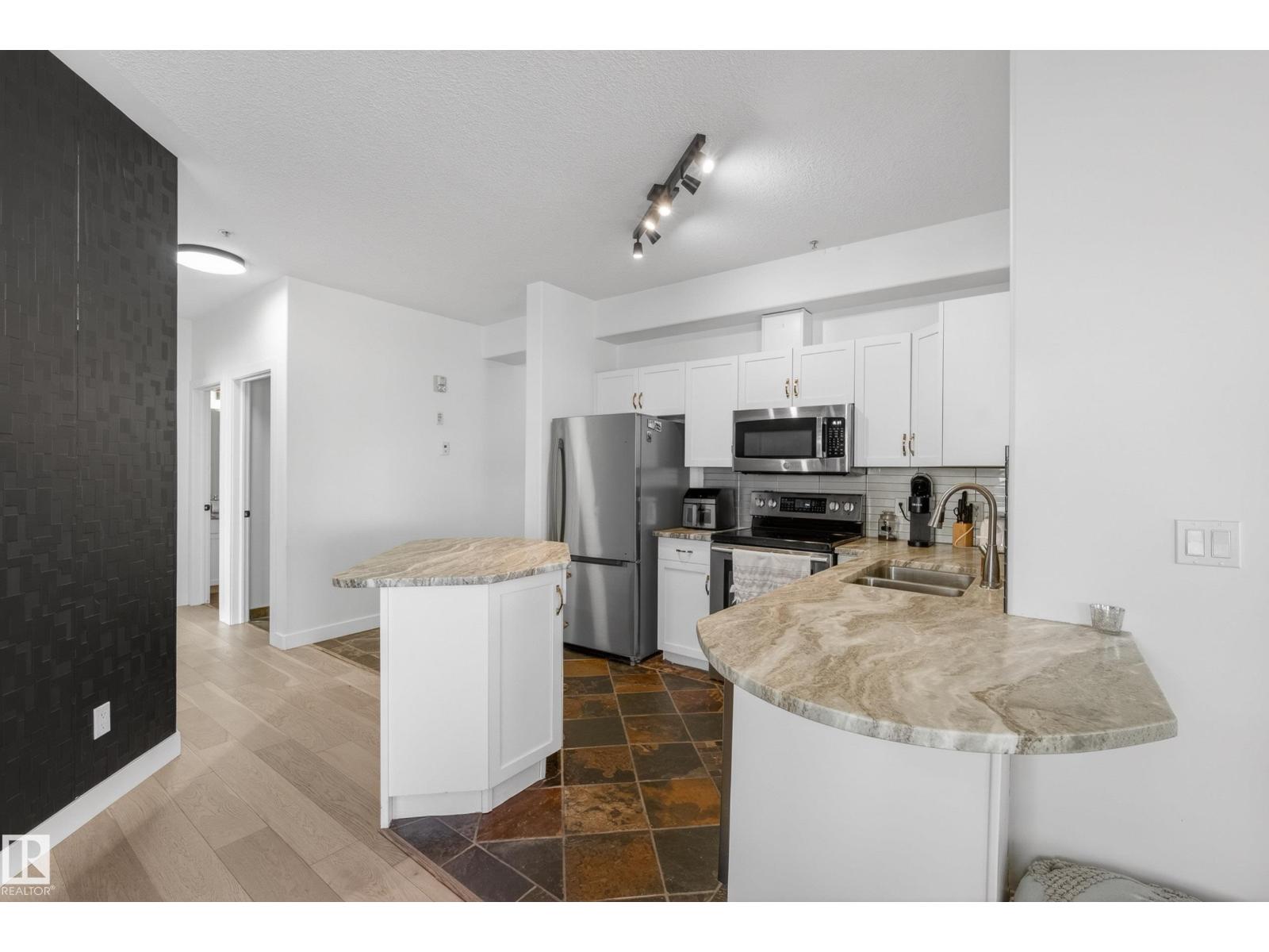 #205 10011 110 ST NW - 15
