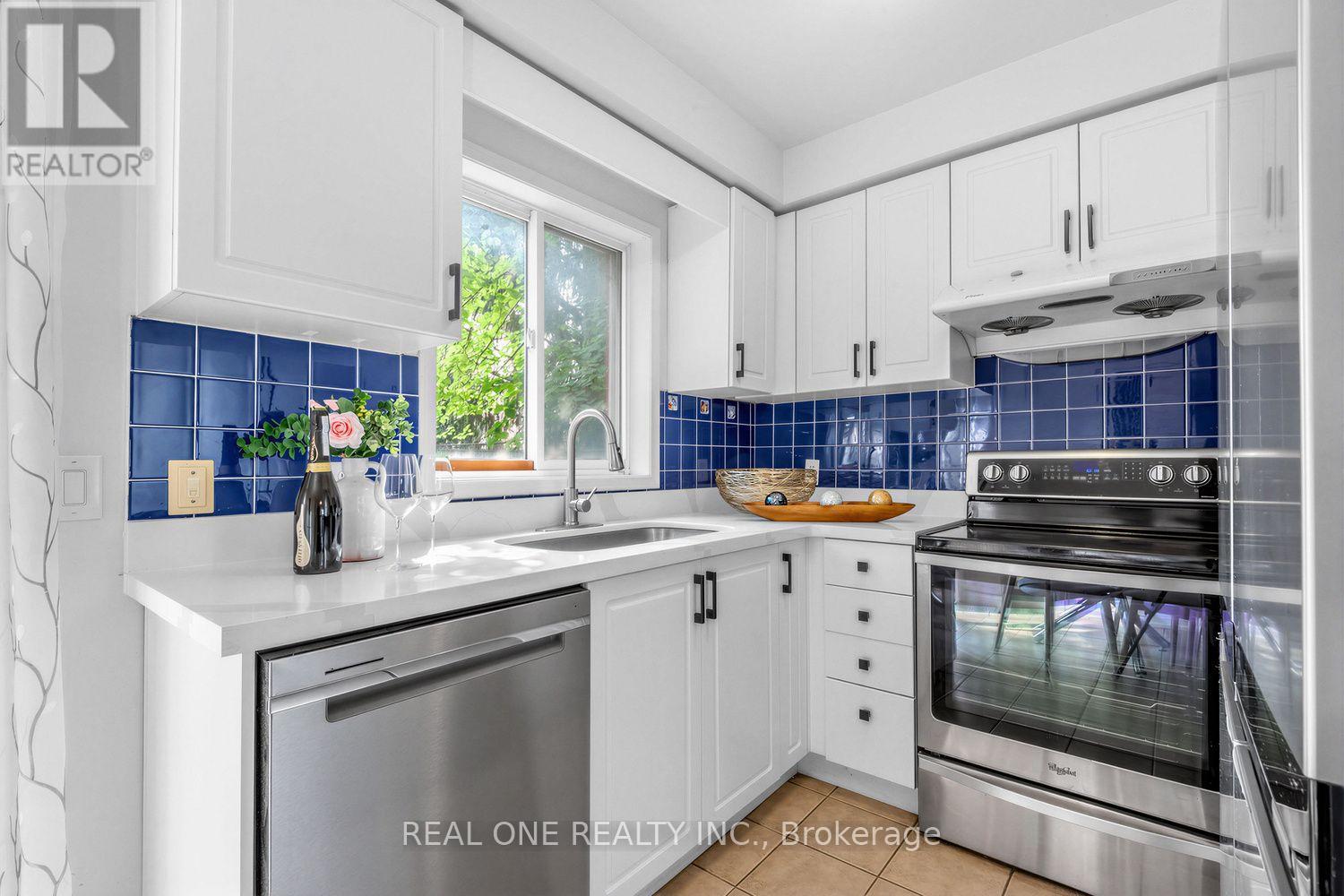 43 BETHUNE WAY - 10