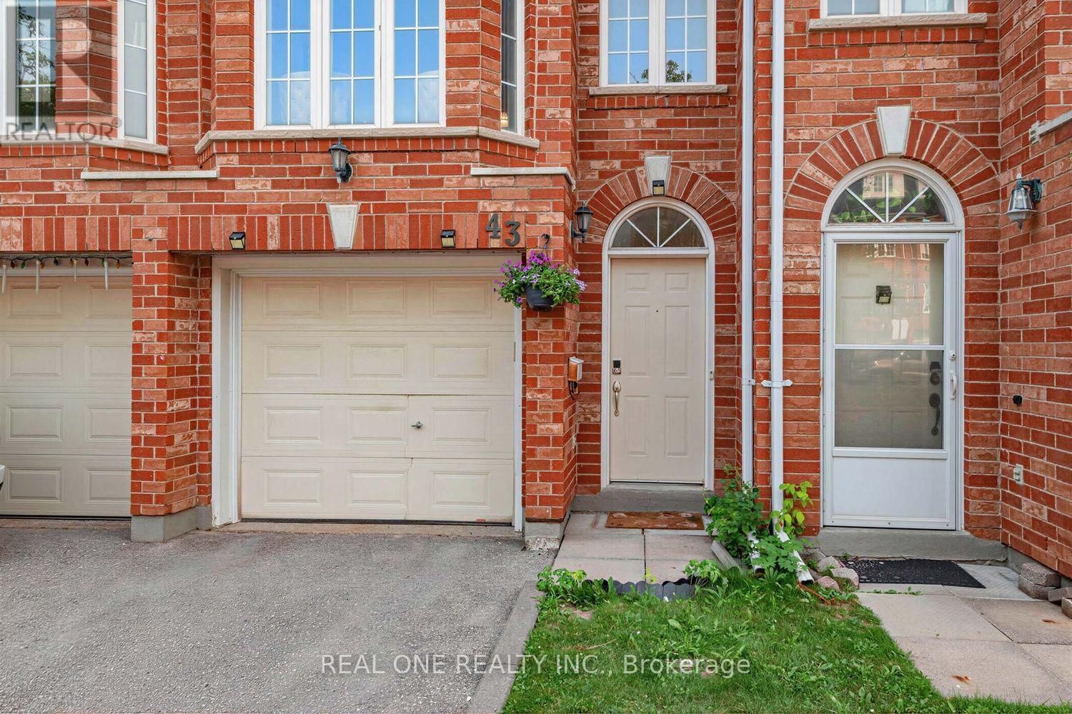43 BETHUNE WAY - 2