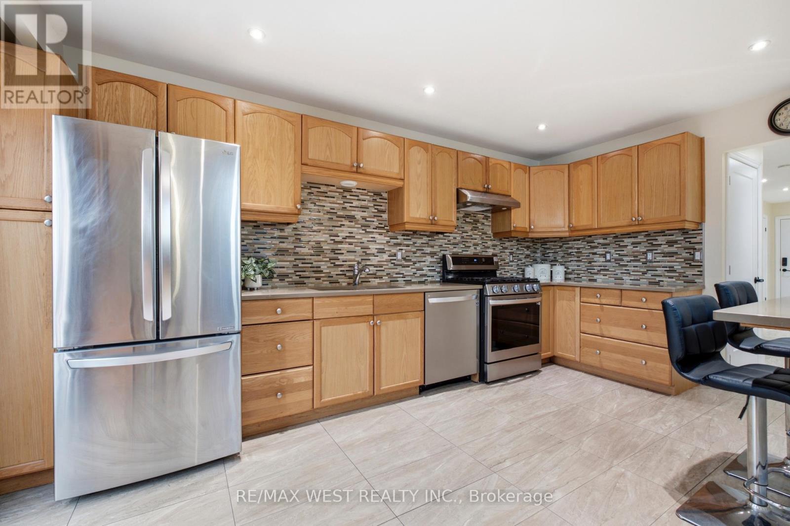 466 BRITANNIA AVENUE - 12